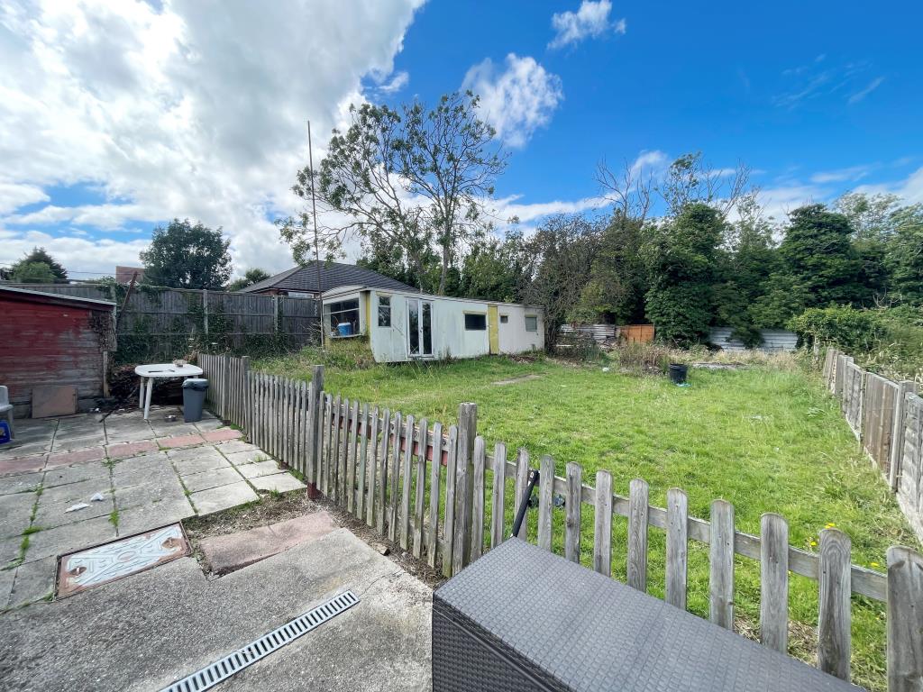 Lot: 46 - DETACHED BUNGALOW WITH POTENTIAL - Garden to rear with static caravan